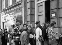 835028 Afbeelding van leden van actiegroep Komma tijdens de bezetting van het Labrehuis (Plompetorengracht 8) te Utrecht.